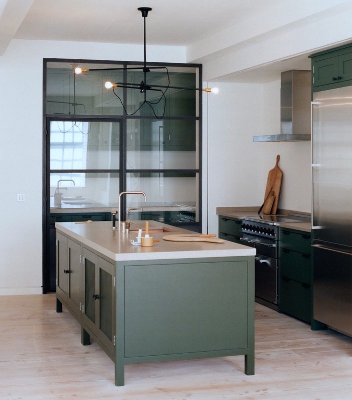 exemple comment aménager une cuisine moderne et spacieuse avec meubles de couleur vert foncé à plan de travail blanc