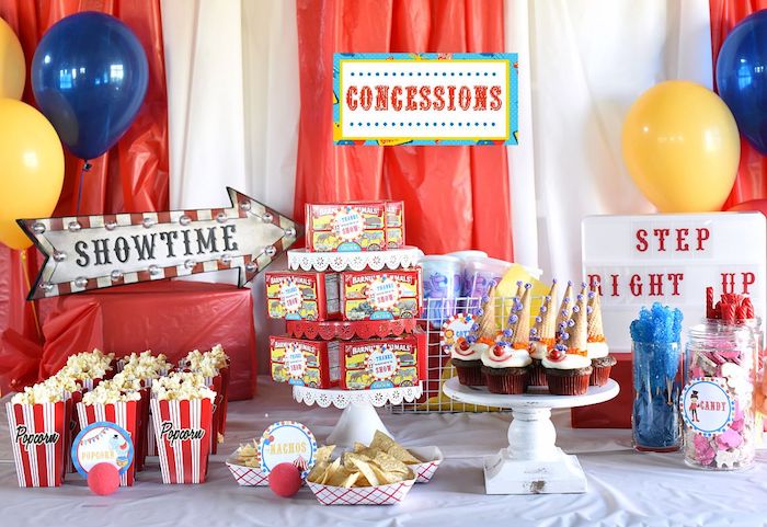 theme anniversaire cirque cinéma rouge avec pop corn, motif cinéma rouges, ballons, cupcakes colorés