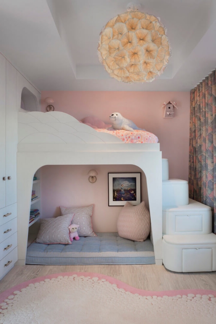 idée de deco chambre bebe aux murs roses et plafond blanc avec parquet bois clair, modèle de lit mezzanine original
