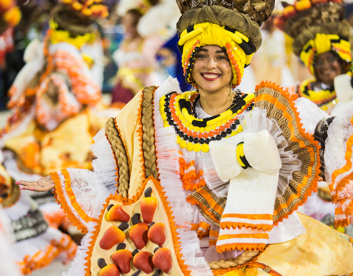 Costume traditionnel pour le carnaval, chapeau de carnaval, deguisement femme idée simple grande robe blanc et orange 