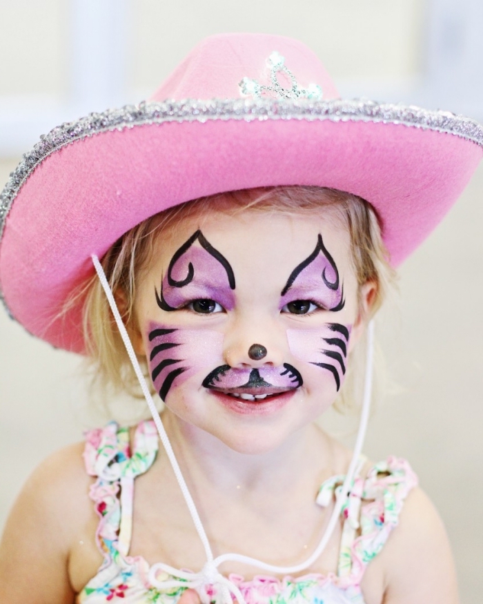 comment maquiller et habiller une petite fille pour un carnaval ou une fête déguisée, DIY masque deguisement en peinture rose