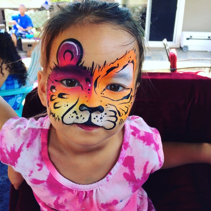 idée maquillage chat enfant avec pochoir et peinture faciale, quel déguisement pour carnaval à réaliser avec maquillage