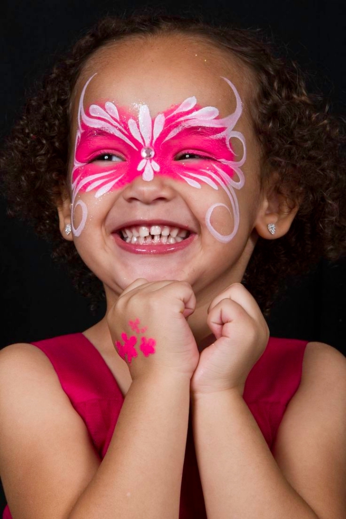 comment faire un masque de carnaval sur visage enfant avec peinture facile de couleurs blanche et rose à design papillon
