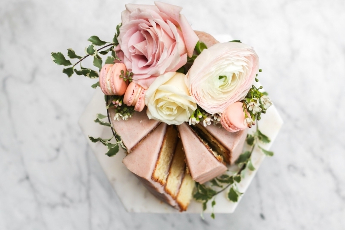 quel dessert maison pour un repas amoureux au top, modèle de petit gâteau rond au glaçage rose pastel décoré de macarons et fleurs fraîches
