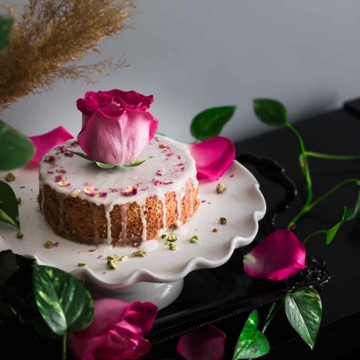 recette diner romantique à la maison, idée de gâteau facile aux noix concassées et vanille avec jolie décoration florale