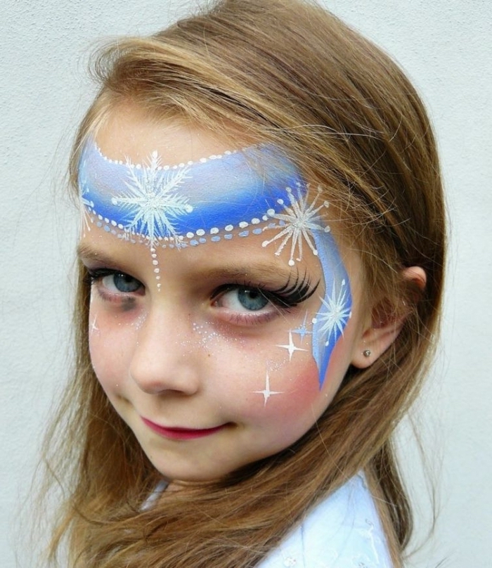 idée comment maquiller une fille comme La Reine des Neiges, maquillage halloween enfant façon Elsa avec peinture visage