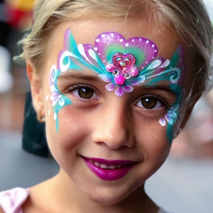 idée comment maquiller une fille façon Elsa, exemple de maquillage enfant facile à faire avec pochoir et kit peinture faciale