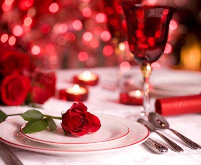 Classique déco en rouge et blanc sur la table romantique avec petites bougies, coeur saint valentin, idée saint valentin déco originale