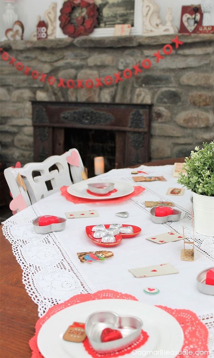 Coeur déco dans l'assiette coeur st valentin, idée originale saint valentin entre amis table nappe blanche