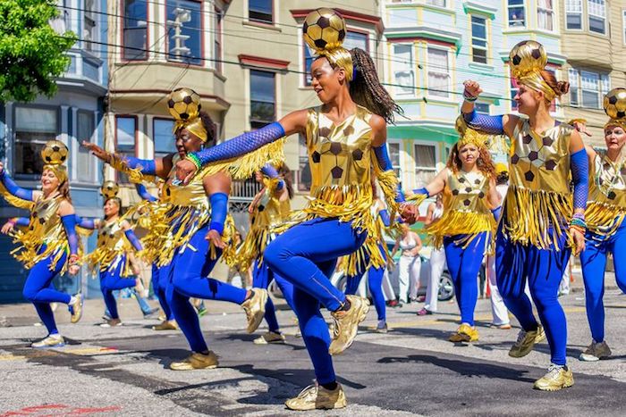 Football déguisement de carnaval, comment s'habiller pour mardi gras sur les rues de San Francisco 