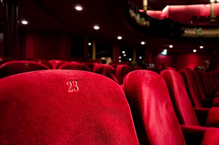 siège dans un salle de cinéma, sièges en velour rouge