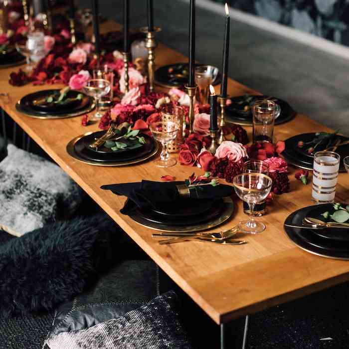 theme anniversaire 30 ans style rustique chic, centre de table et roses et autres fleurs sur table bois et assiettes vaisselle stylée, bougies noires