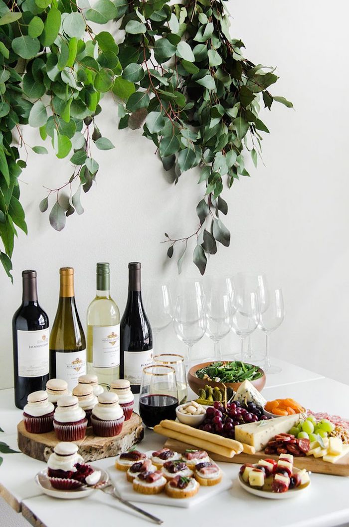 idée thème soirée dégustation de vins avec des aperos dinatoires exquis, verres et bouteilles de vin, plateau antipasti fromage charcuterie
