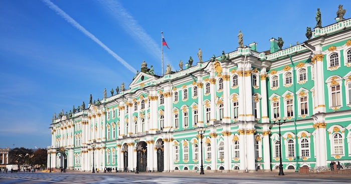 La façade blanche et verte du musée russe de L’Ermitage à Saint-Pétersbourg