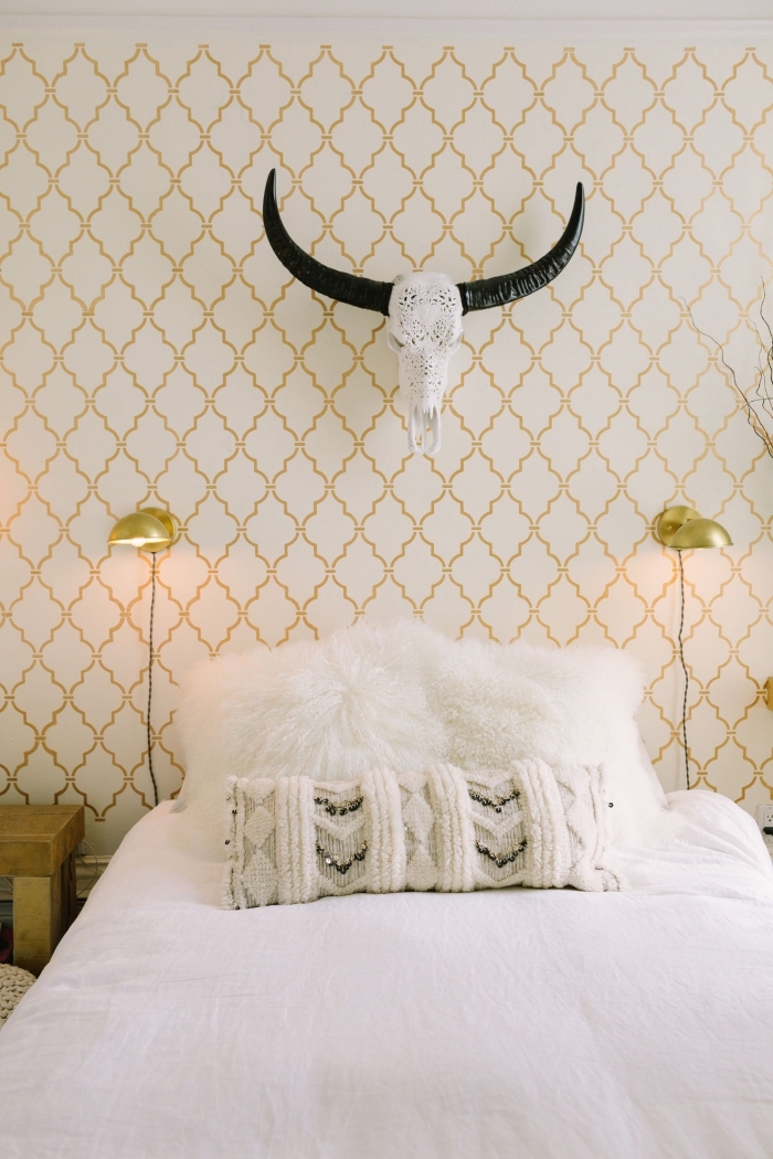 idée déco chambre adulte de style bohème chic aux murs blanc et or avec meubles en bois et accents en or