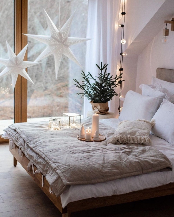 comment décorer une pièce blanche au parquet bois pour Noël, idee tete de lit en tissu gris dans une chambre blanche