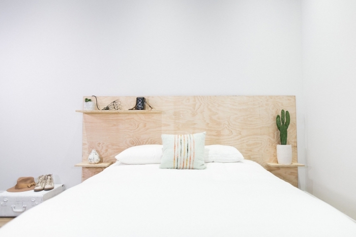 comment aménager une pièce de style minimaliste avec meubles en bois clair, modèle de lit adulte avec rangement en bois