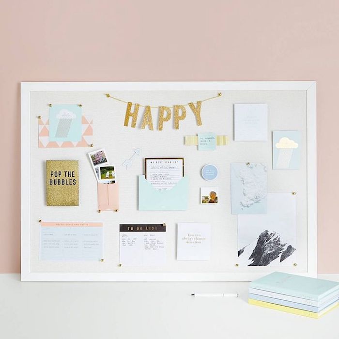 Mur rose, cadre blanc avec objets pour s'inspier a etre heureux, cadre photo pele mele, mood board transformation en tableau