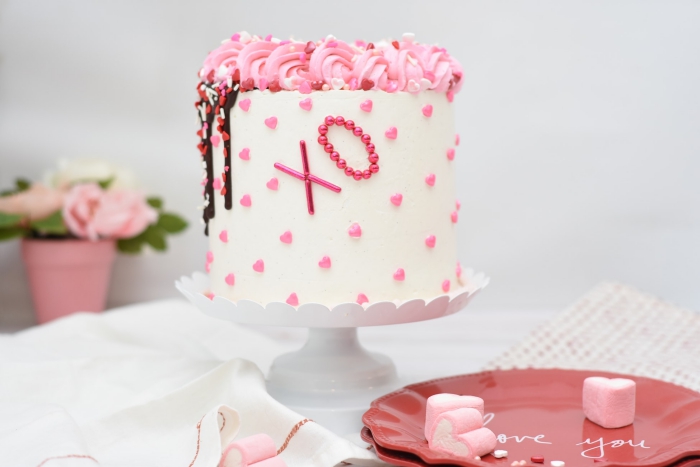 idée de dessert facile pour le menu saint valentin fait maison, modèle de gâteau blanc avec perles comestibles roses