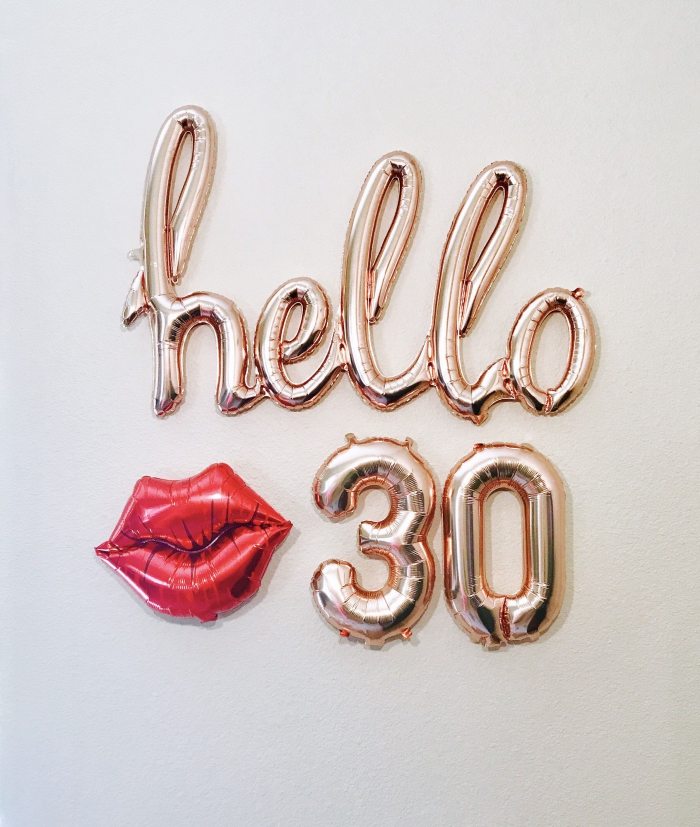 idée comment décorer les murs pour une fête d'anniversaire 30 ans avec ballons en forme de lettres et chiffre
