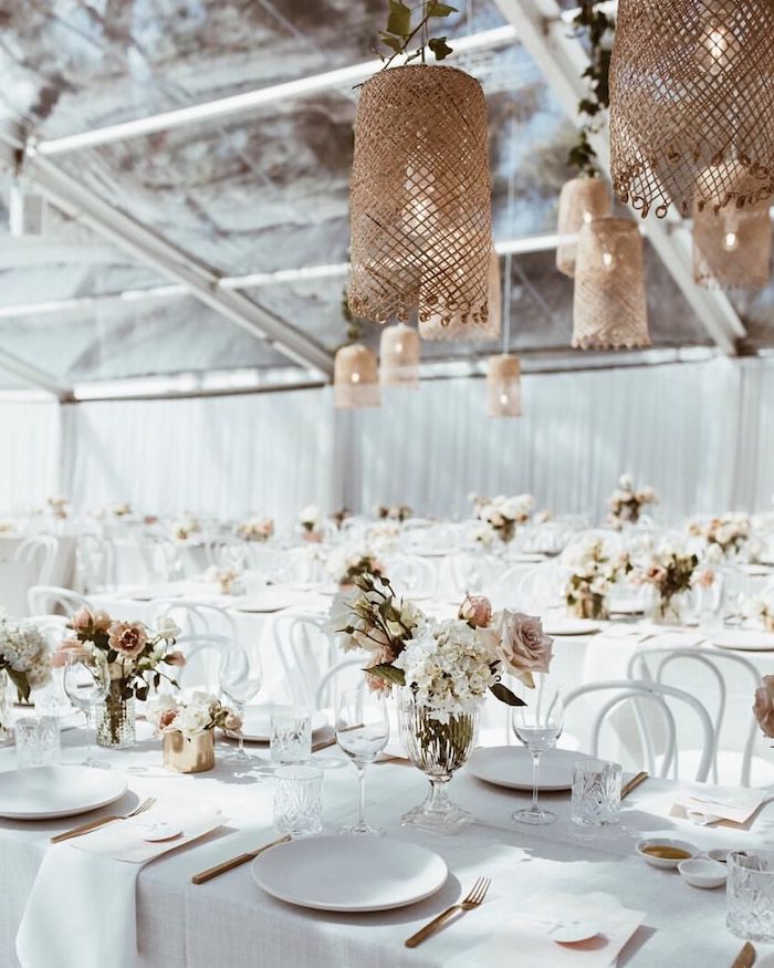 deco suspensions en maillage style bord de mer au dessus de tables blanches avec bouquets de fleurs pales, mariage sur veranda