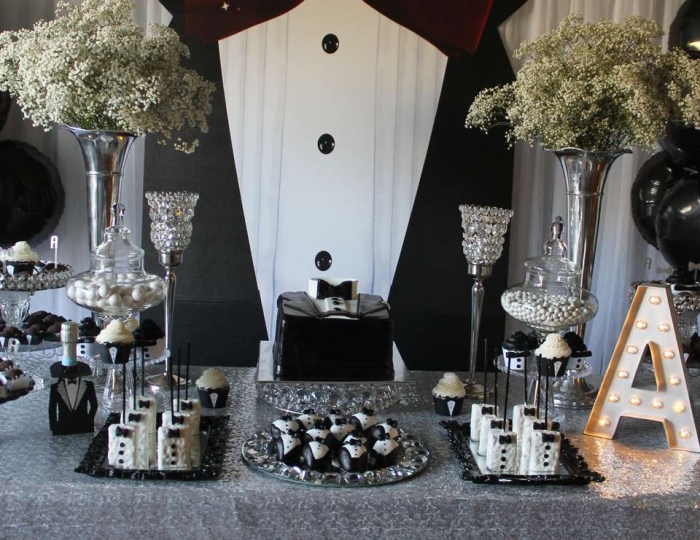 exemple de table d'anniversaire 30 ans homme décoré en blanc et noir avec vaisselle en argent, déco stylée pour fête masculine