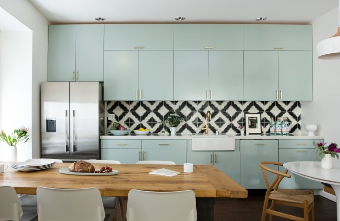 comment décorer une cuisine moderne avec meubles de couleur vert celadon, modèle de cuisine en longueur