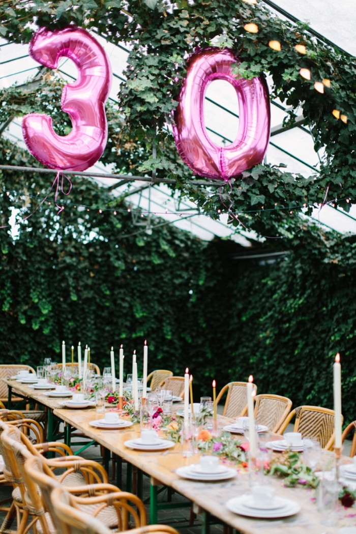 exemple comment bien organiser un party d'anniversaire dans le jardin avec déco de table rustique et ballon 30 ans