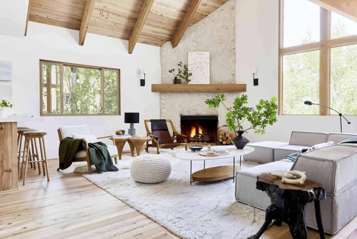 design salon tendance aux murs blancs avec sol et plafond en bois clair, idée déco salon cozy avec cheminée