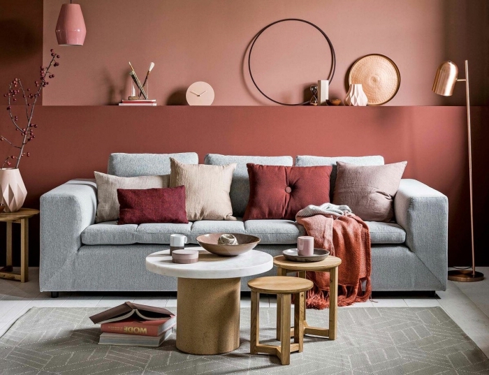 tendance déco 2020, idée peinture moderne de nuance terracotta rouge foncé dans un salon au sol effet marbre blanc