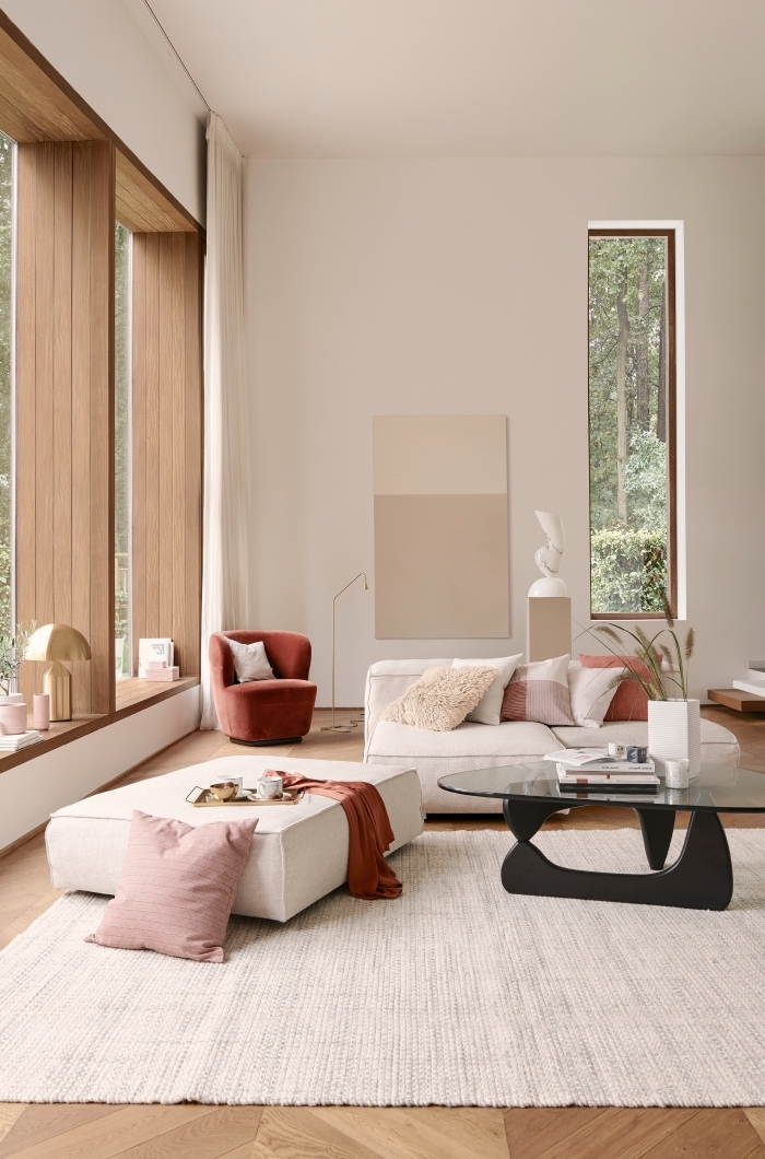 decoration salon 2020 aux murs blancs et parquet bois aménagé avec meubles blancs et accents roses et rouges
