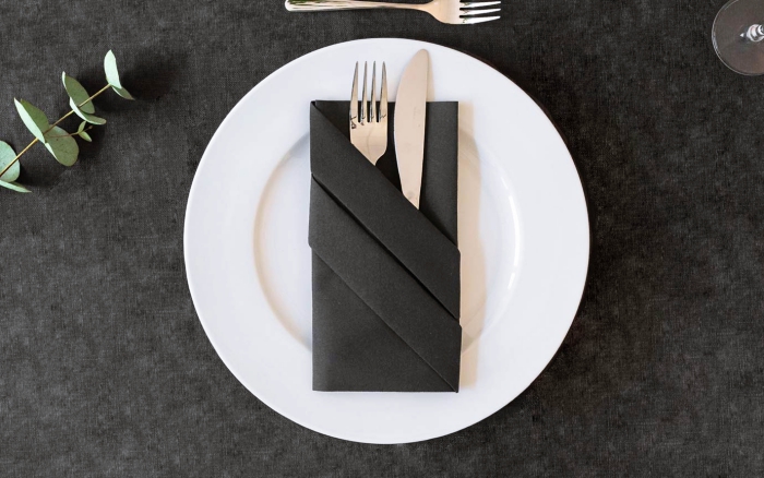 modèle de pliage serviette papier stylé, comment plier une serviette noire en forme de pochette pour couverts