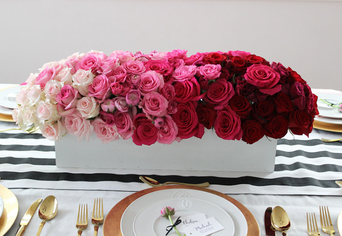 Vase de roses banches et roses et rouges, superbe idée surprise saint valentin, une belle table d amoureux