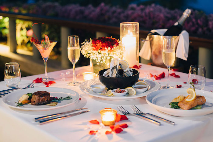 Table avec bougies et champagne, soirée saint valentin, idee deco soiree romantique très jolie