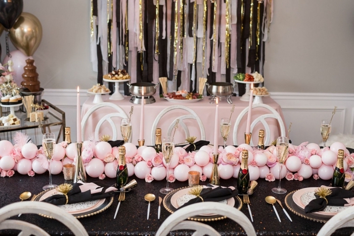 exemple de décoration table anniversaire adulte stylée en noir et rose avec accents en or, organiser un party à la maison