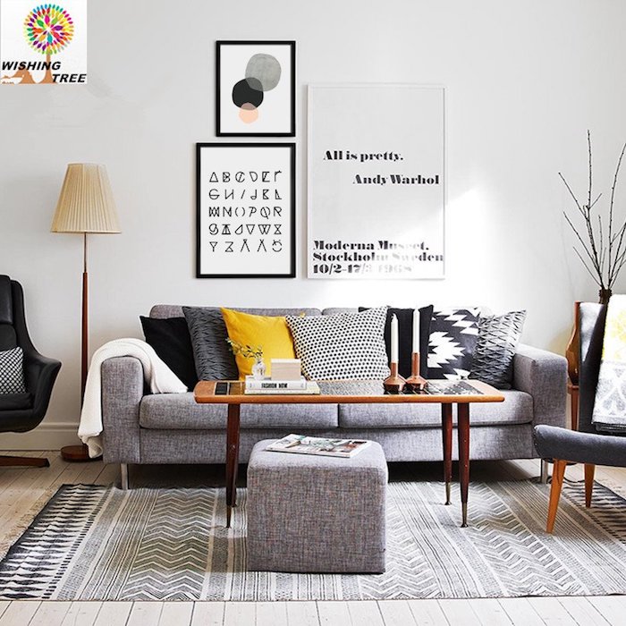 Salon avec canapé confortable, coussin jaune, faire un tableau de visualisation originale sur le mur directement avec cadres photo personnalisé idée