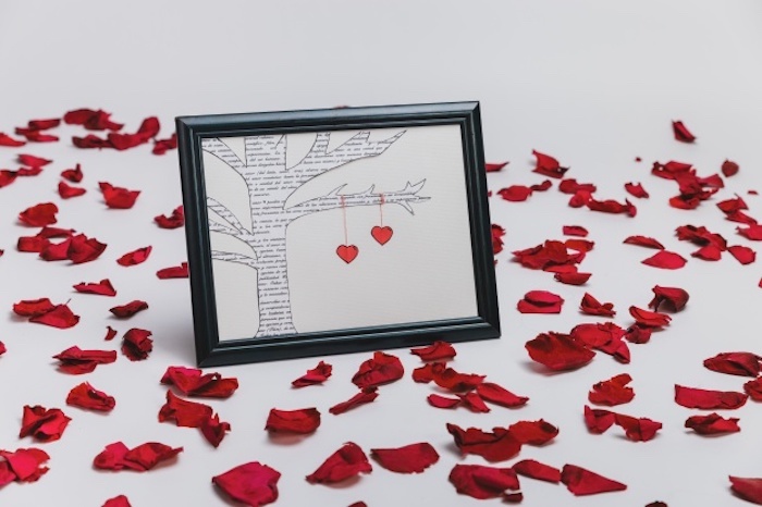 Pétales de roses et un carde avec image diy arbre avec deux coeurs ensemble, deco de fete, idee deco de table romantique pour st valentin