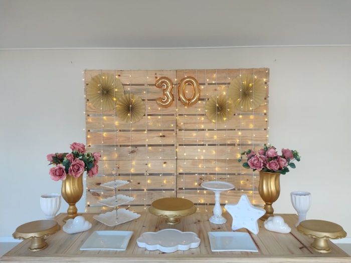 exemple de décoration festive pour un anniversaire 30 ans femme à petit budget avec tableau en bois et éventail en papier DIY