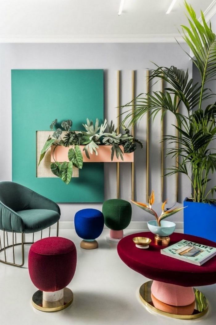 meubles en velours coloré pour une deco tendance 2020 moderne, design pièce aux murs gris clair avec éléments verts