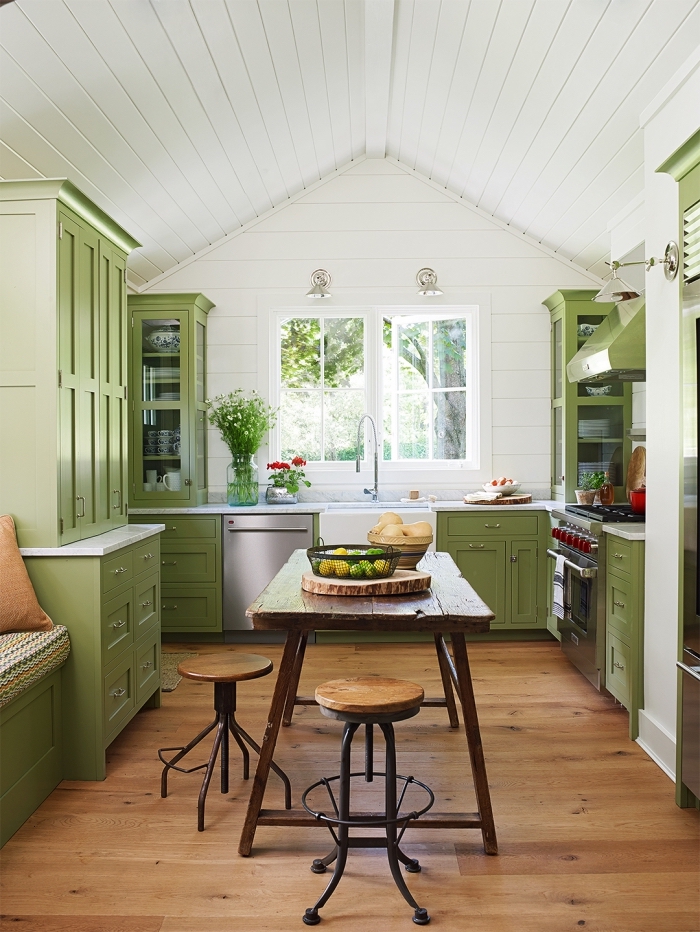 idée de couleur complémentaire du vert pour une cuisine blanche, modèle de cuisine aux murs blancs et parquet bois avec meubles verts