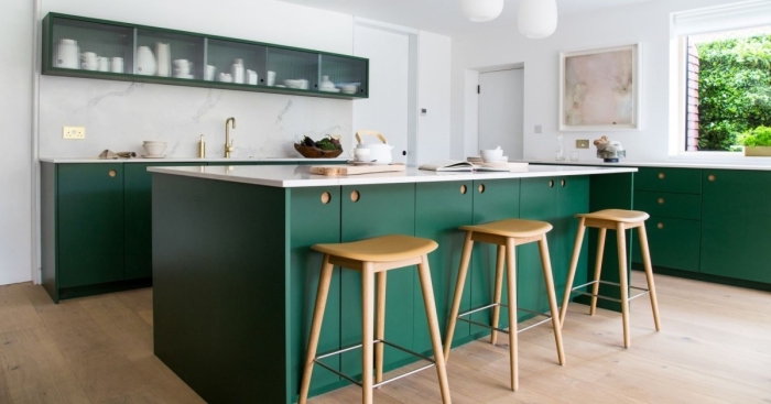 design intérieur moderne dans une cuisine en L avec îlot, décoration cuisine blanche avec meubles de couleur vert