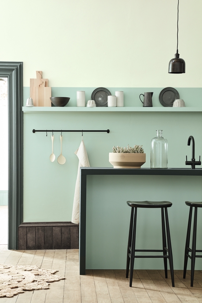 idée de peinture vert d'eau pour déco de cuisine, modèle de cuisine aux murs bicolore avec soubassement en bois foncé