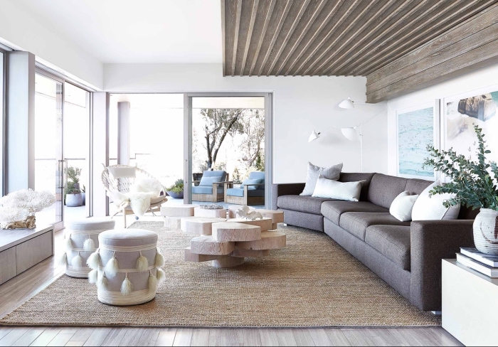 decoration interieur maison moderne, design pièce blanche avec sol et plafond en bois et meubles en tissu gris