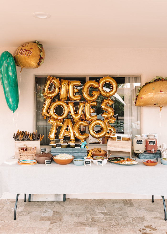 idée thème soirée insolite avec ballons en or lettres, taco bar avec ingredients pour faire des tacos