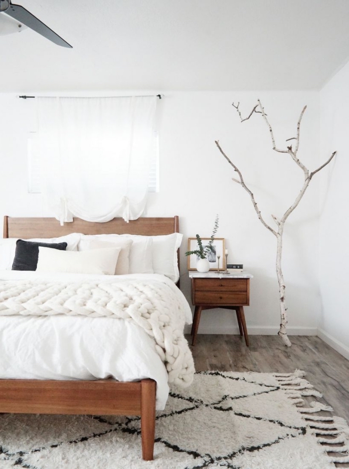idée de tete de lit a faire soi meme avec une planche de bois et rideaux, design naturel et minimaliste dans une pièce blanche