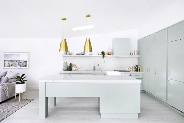 modèle de cuisine contemporaine de style minimaliste avec armoires de nuance vert pastel et comptoir en marbre