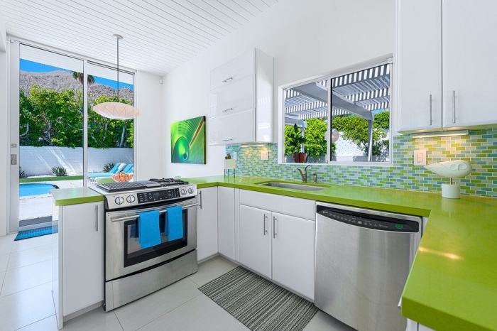 idée comment décorer une petite cuisine blanche avec plan de travail de nuance vert anis et crédence en nuances vertes