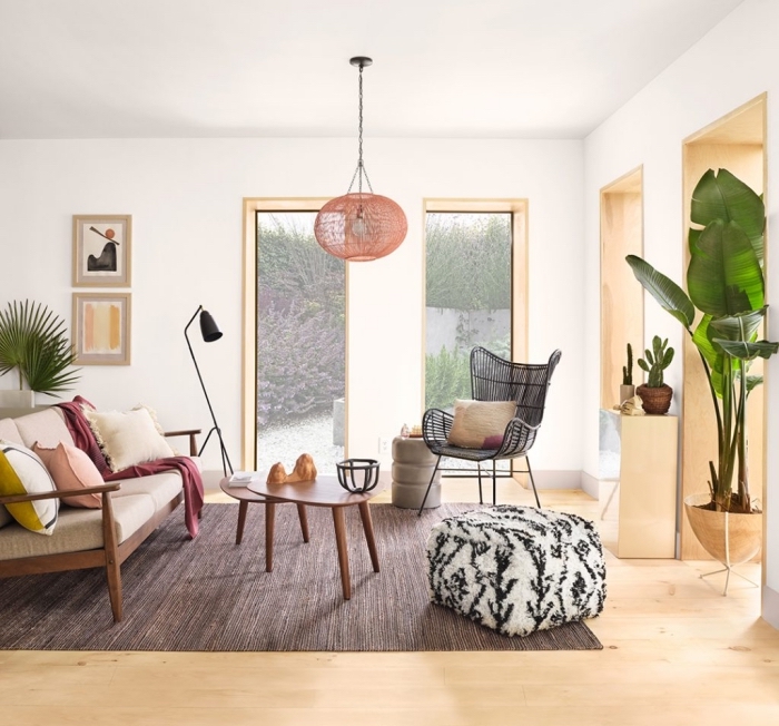 idée de deco salon moderne aux murs blancs et parquet bois aménagé avec meubles en bois foncé et métal noirci
