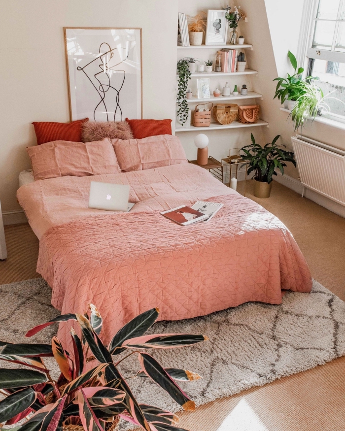 comment décorer un lit en bois massif avec linge de lit de couleurs tendance, design chambre bohème chic pour ado