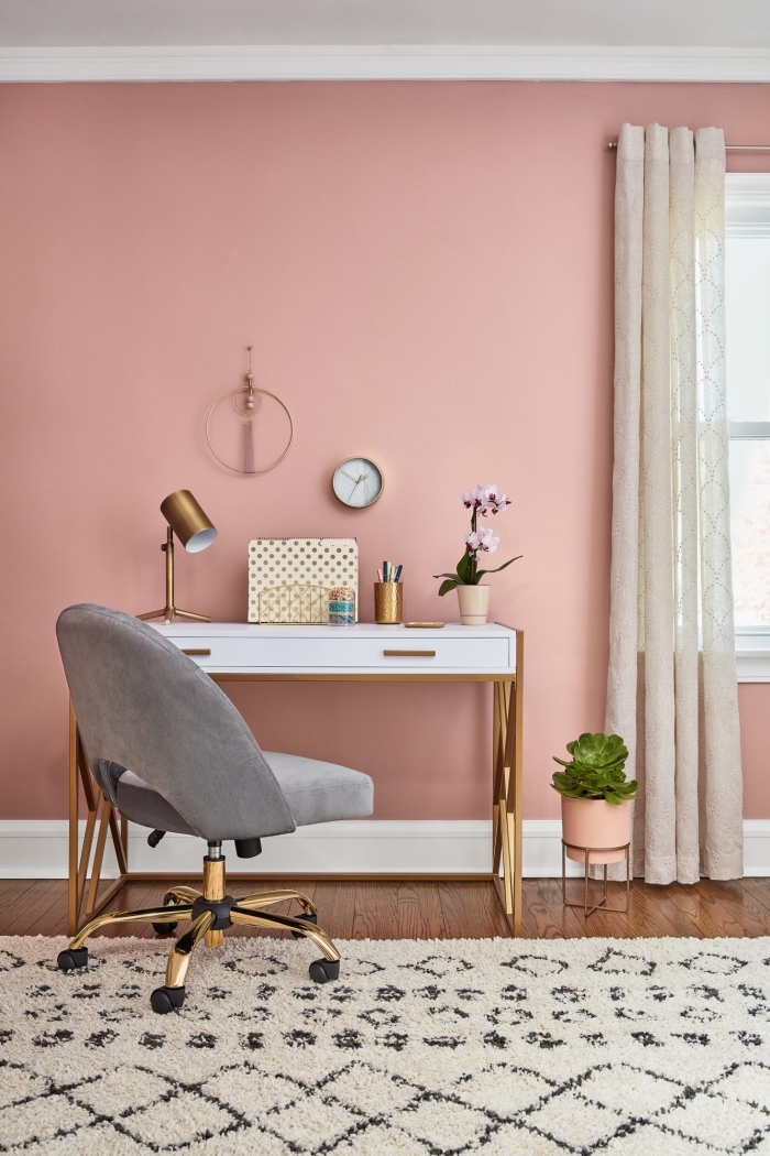 idée de couleur peinture chambre moderne, design pièce aux murs roses et plafond blanc avec meubles blanc et or